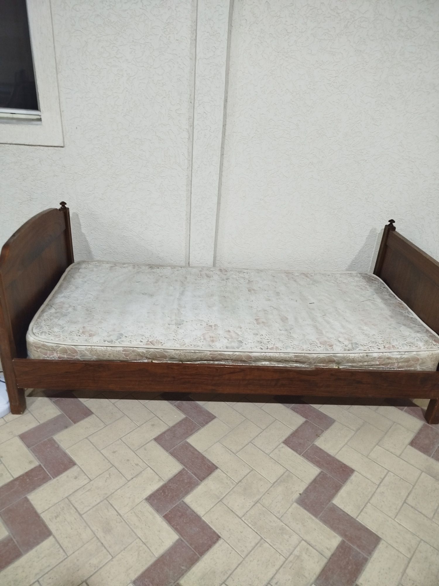 Кровать с матрасом