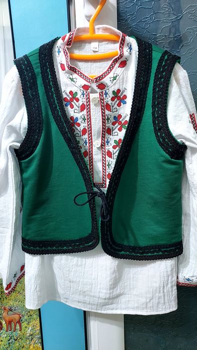 Детска риза и елече с шевица