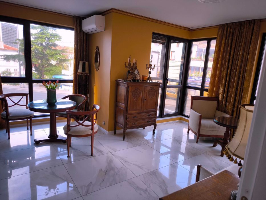 Дава се под наем Тристаен апартамент в Бургас, Център - 76 кв.м за 700 € - Снимка #2