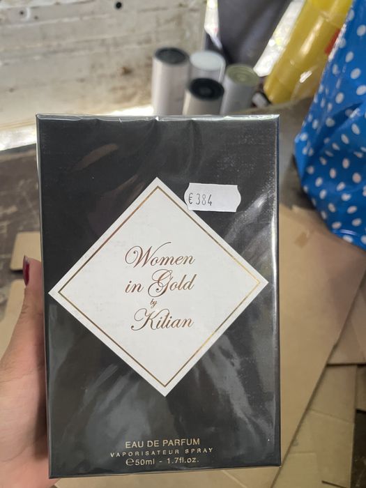 women in gold by kilian