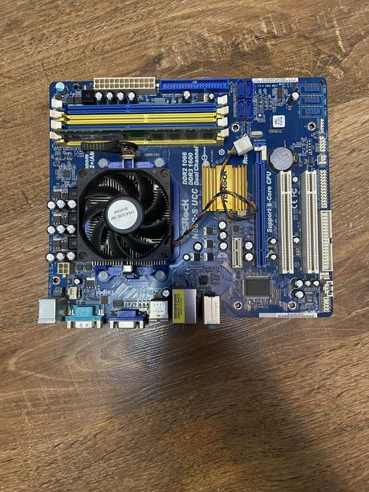 Placa de bază este un ASRock N68C-GS FX.