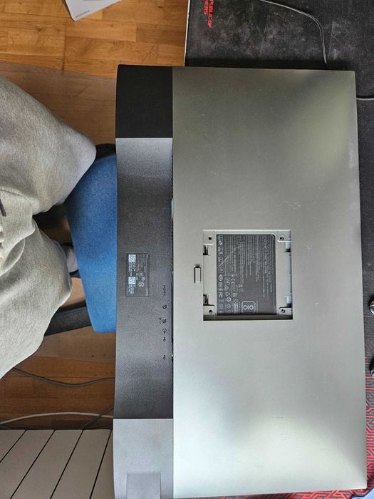 27' Dell 4k monitor U2720Q с жълта ивица