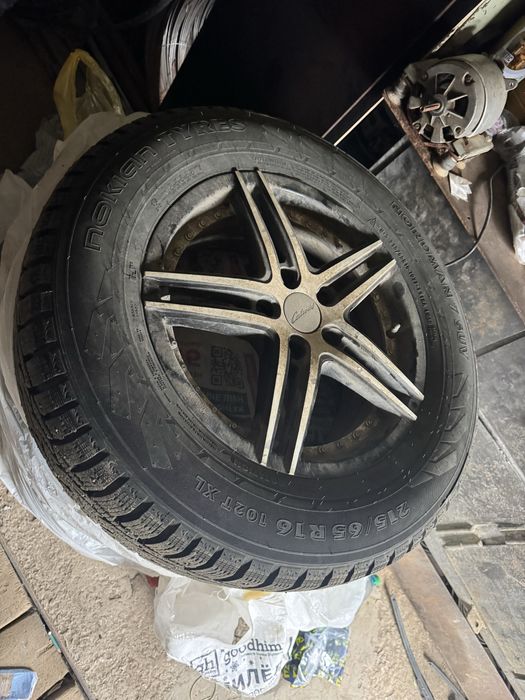 215/65 r16 комплект резины  стояли на дастере разболтовка 5х114,3