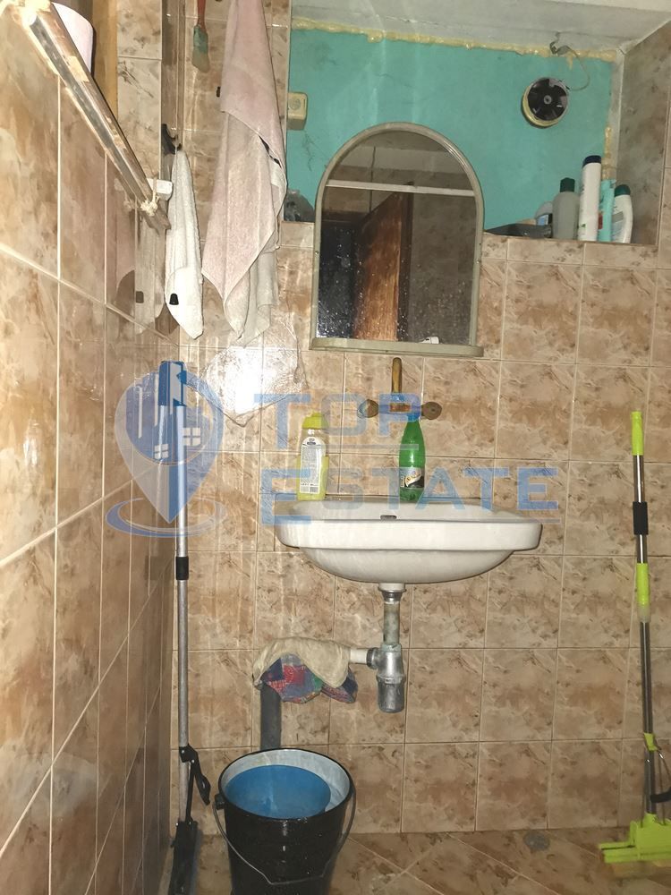Двуетажна тухлена къща с вътрешна баня с тоалетна в с. Дъскот