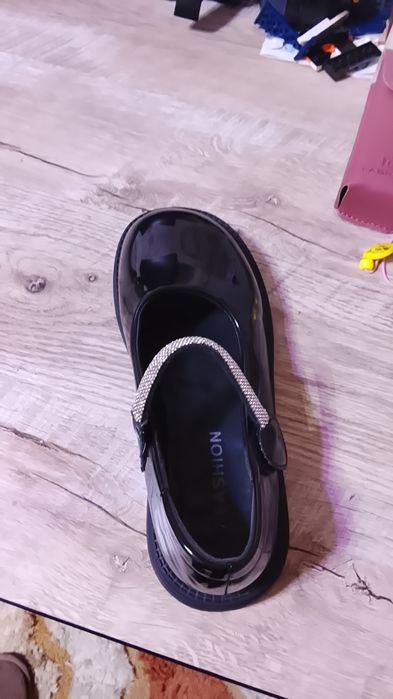 Продам туфли школьные