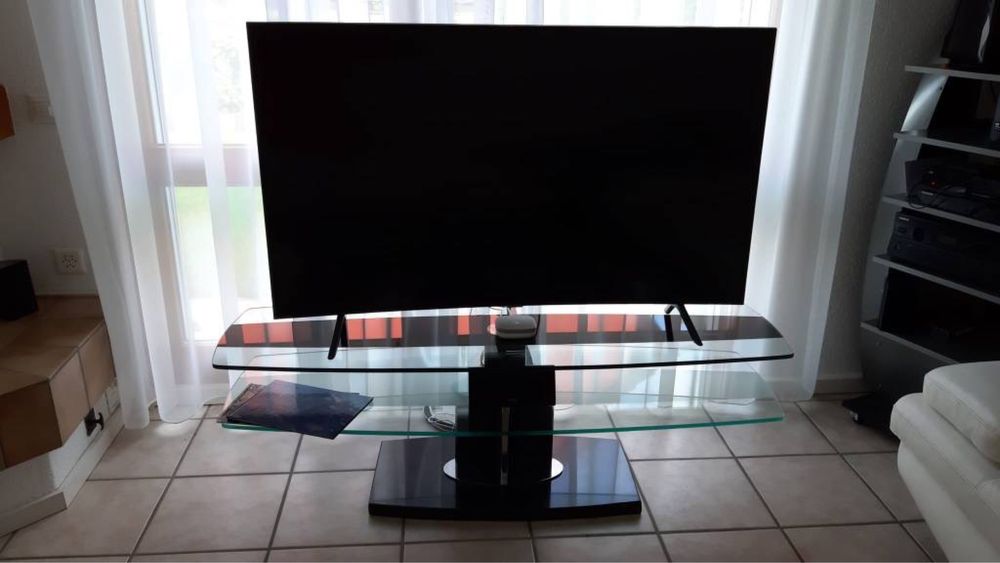 Стъклена маса за телевизор