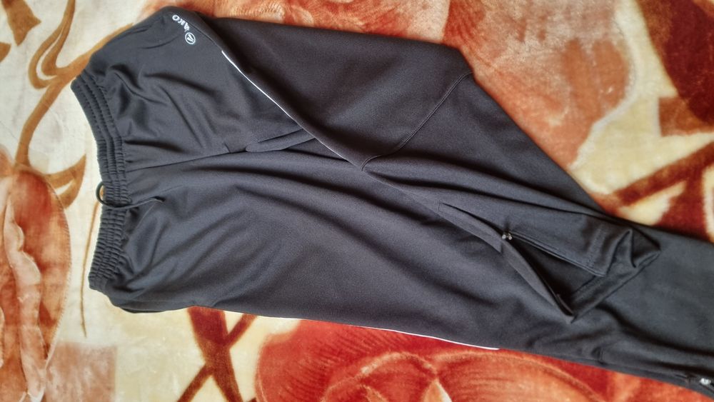 Vând pantaloni  trening