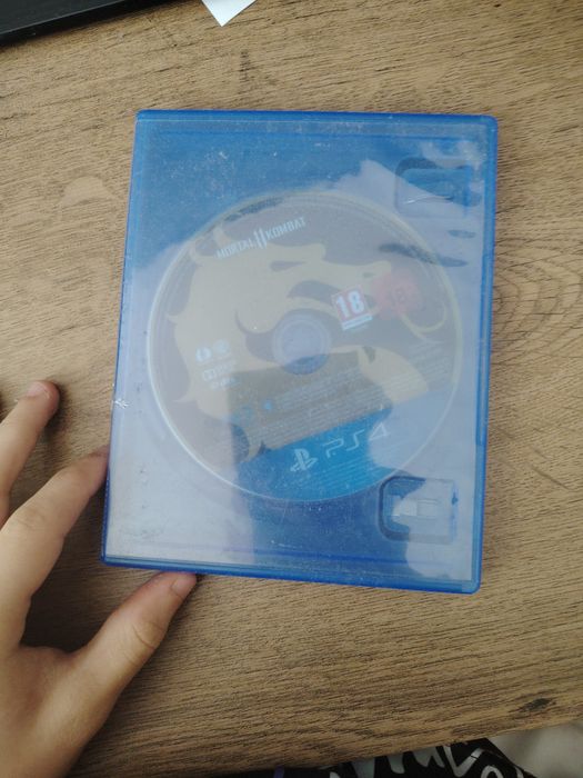 Vând joc mortal kombat 11 și cd looney tunes