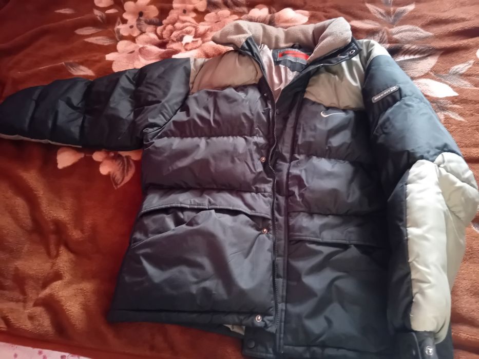 Geaca Nike folosita foarte putin
