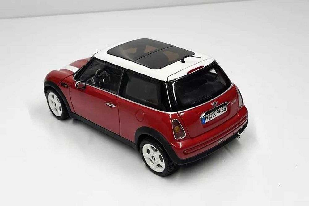 Продавам метална количка MINI Cooper R50 на Kyosho в мащаб 1:18