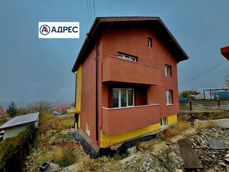 Къща в Враца, област-с.Челопек площ 300 цена 335000