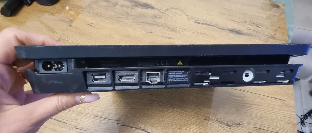 Плейстейшан 4 Slim Конзоли