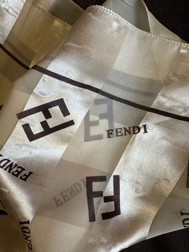 Оригинален шал Fendi