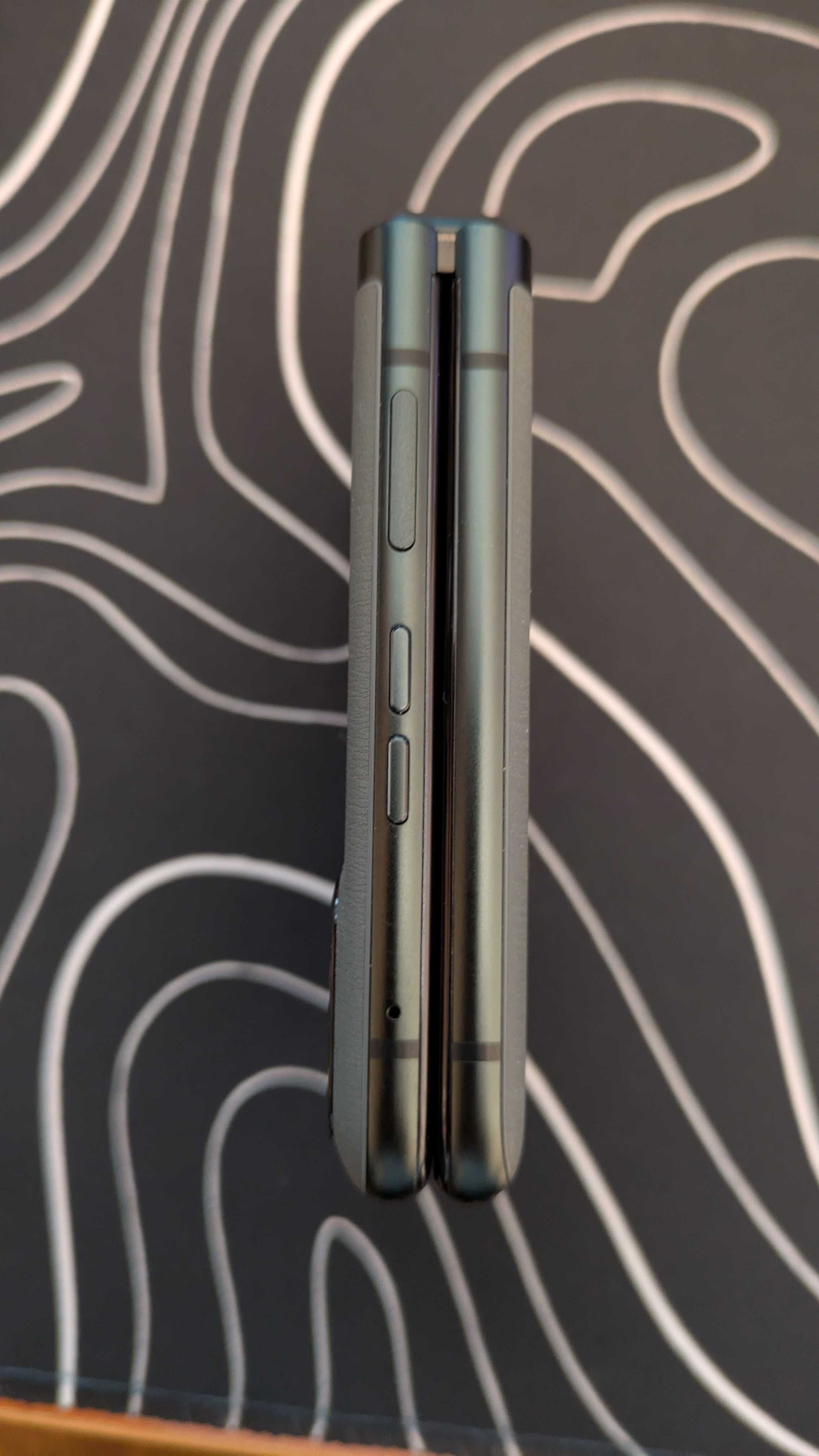 Продавам Motorola RAZR 40