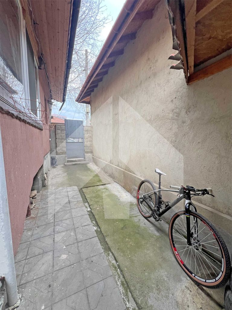 Продава се Етаж от къща в Нови пазар - 72 кв.м за 1013 €/кв.м - Снимка #16