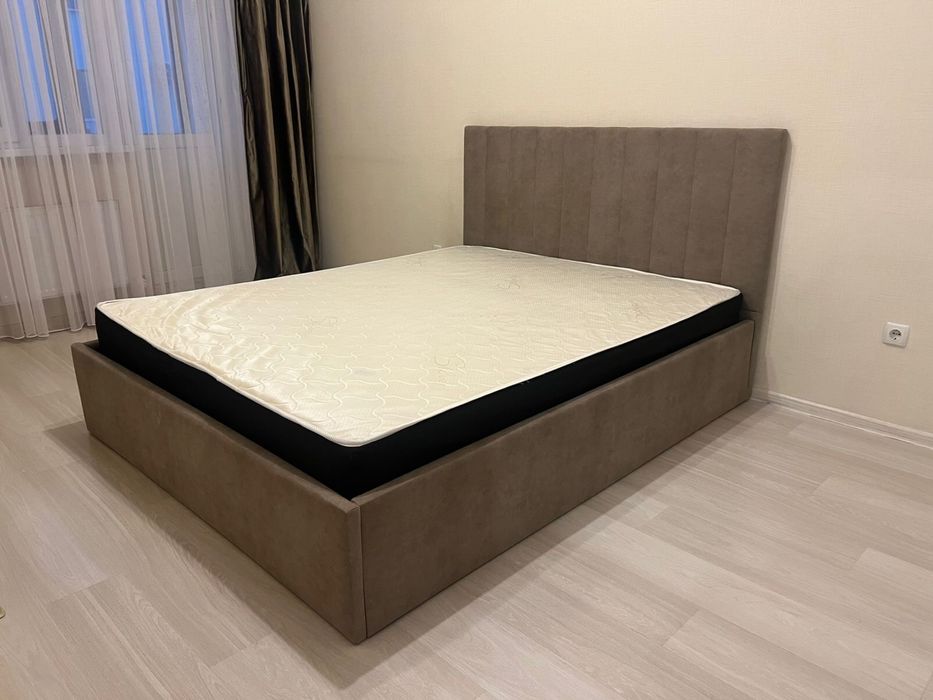 кровать с матрасом