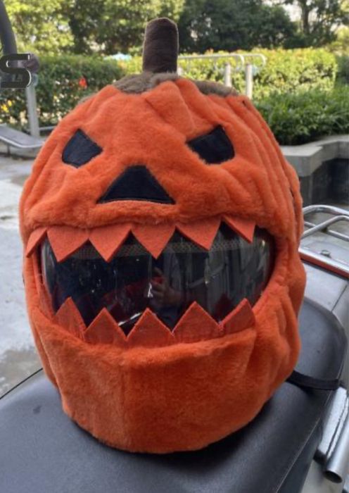 Huse amuzante pentru casca moto