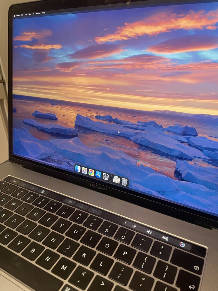 Macbook Pro 15 inch, 2018, touchbar, intel core i7