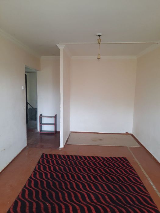 Срочно продаётся 1 ком кв в чирчике 3 мкн 4 этаж около базарчика.