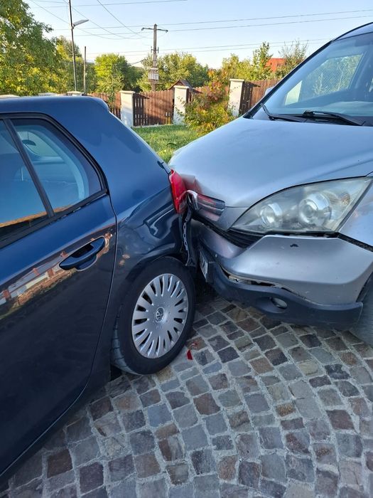 Honda CR-V ușor avariată