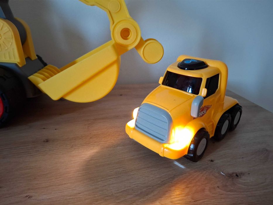 Vand lot cu doua jucarii ( excavator si camion)