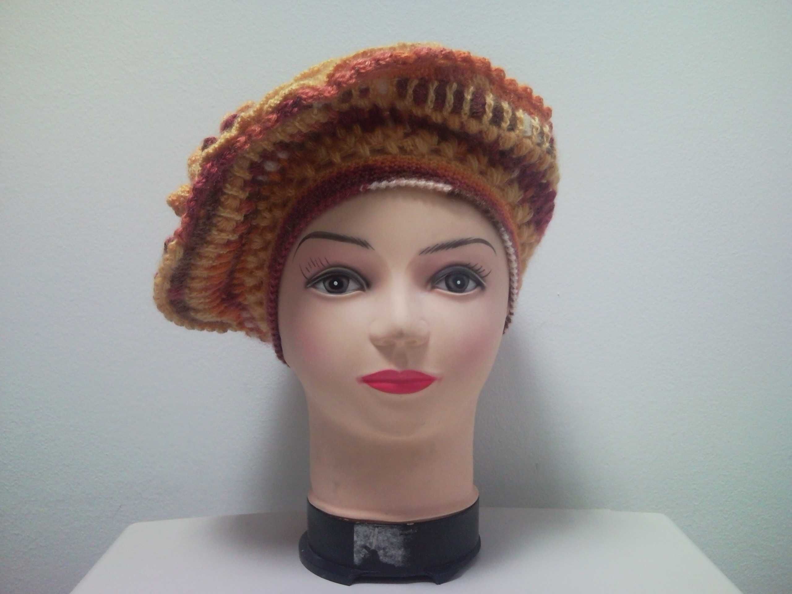 Продавам ръчно плетена дамска шапка