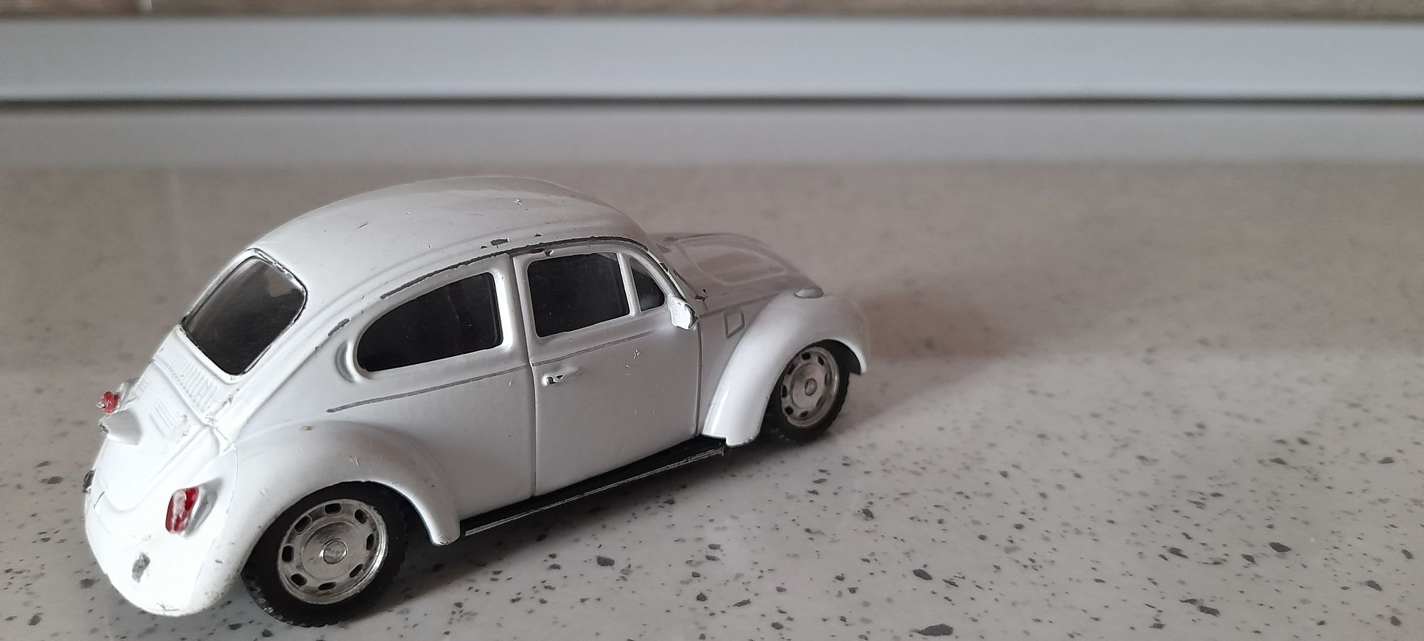 Vând machetă Volkswagen Beetle 1998
