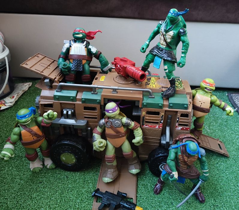 Камион на костенурките нинджа и 6 броя фигурки
