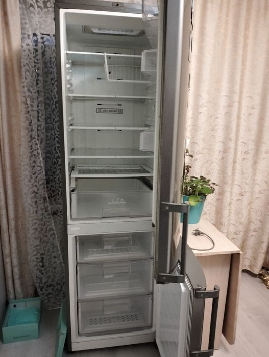 Продам нерабочии холодильник