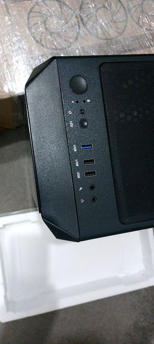 Компиютер янги ишлатилмаган йиғилган турибди.