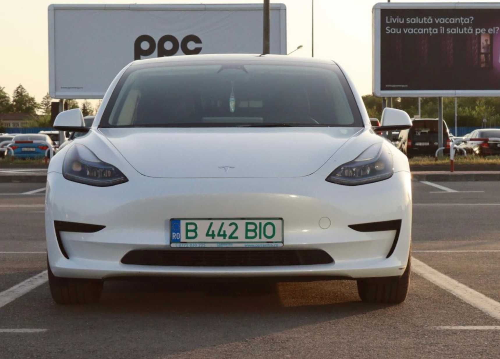 Inchirieri auto Tesla
