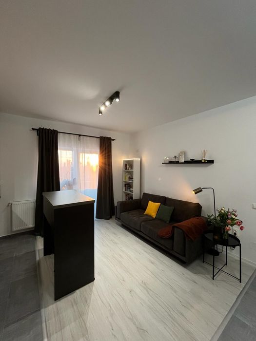 Închiriez apartament cu 2 camere