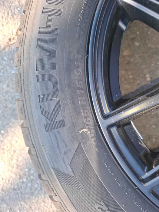 Vand 4 anvelope noi de iarna pe 15 inch.