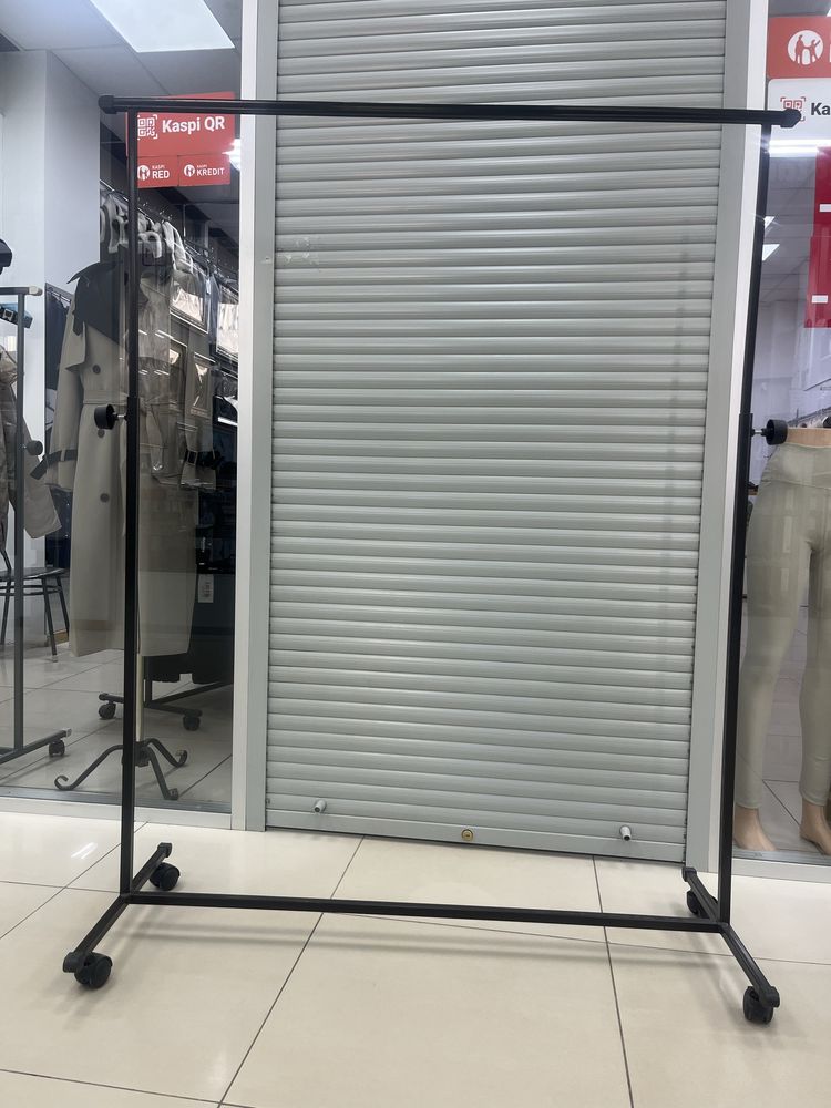 Вешалка чёрного цвета.