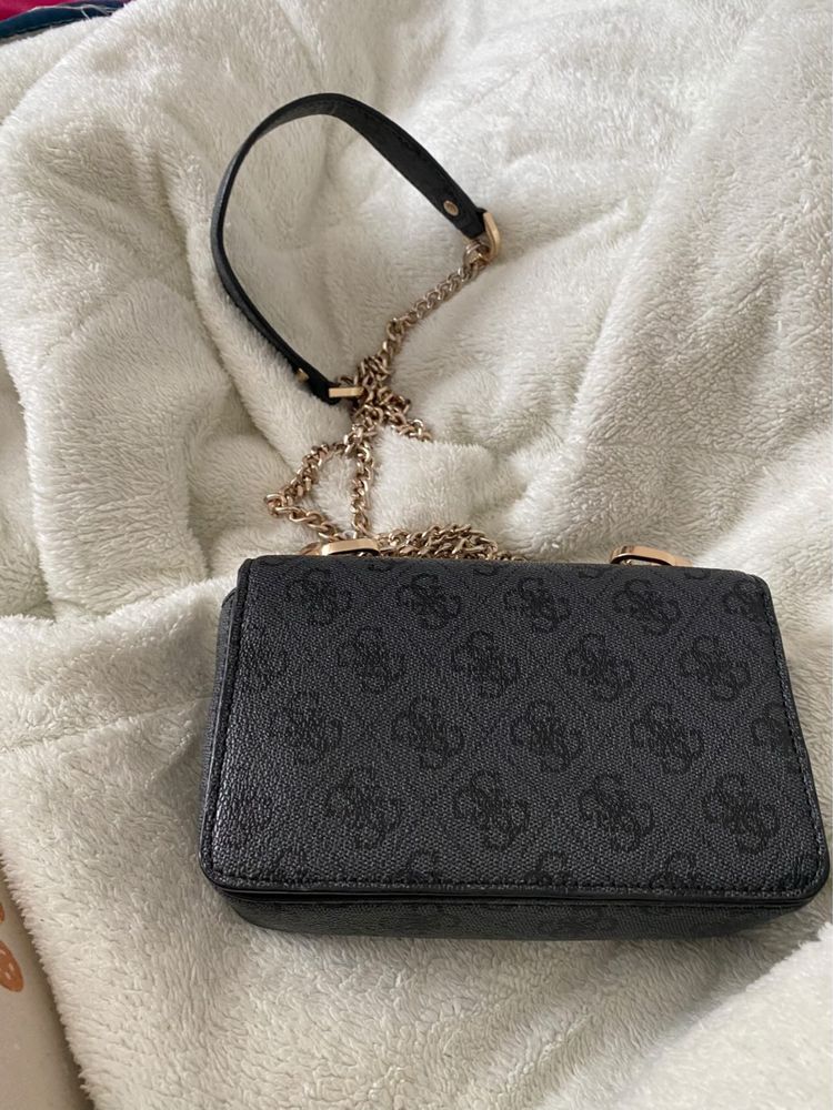 Оригинална чантичка на GUESS
