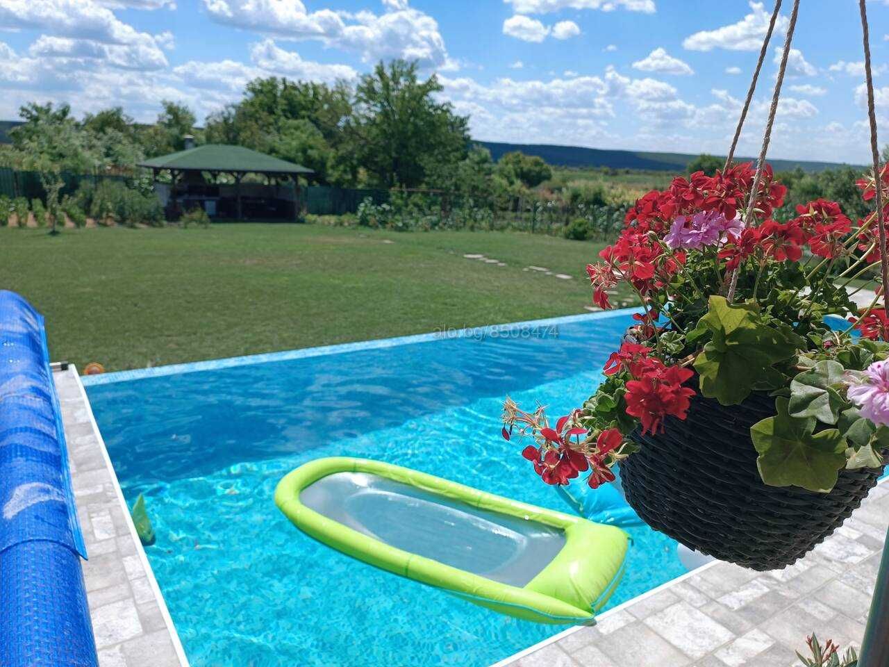 продавам къща с басейн