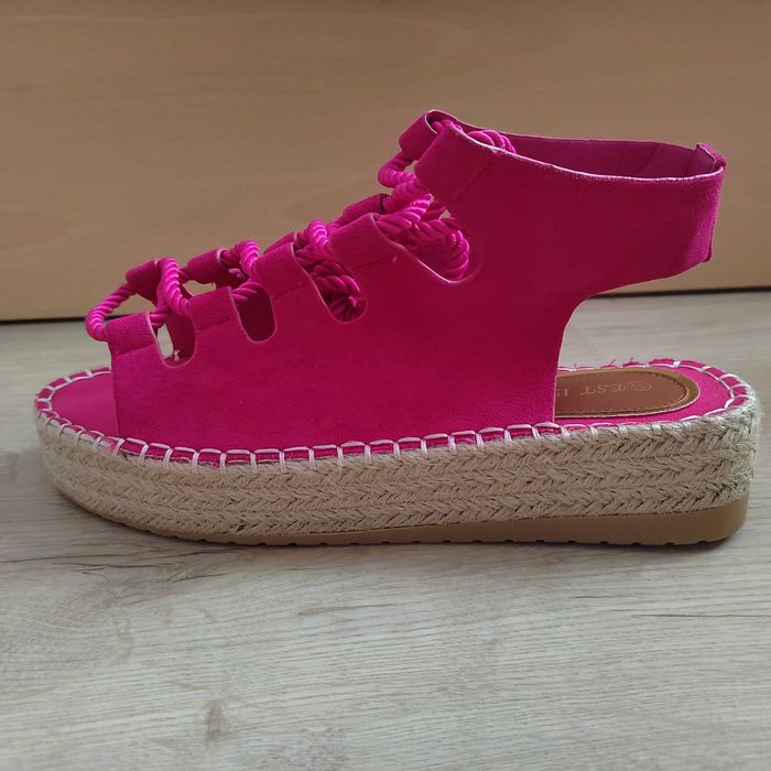 Дамски сандали на ниска платформа