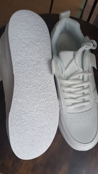 Vând pantofi /adidași pentru bărbați