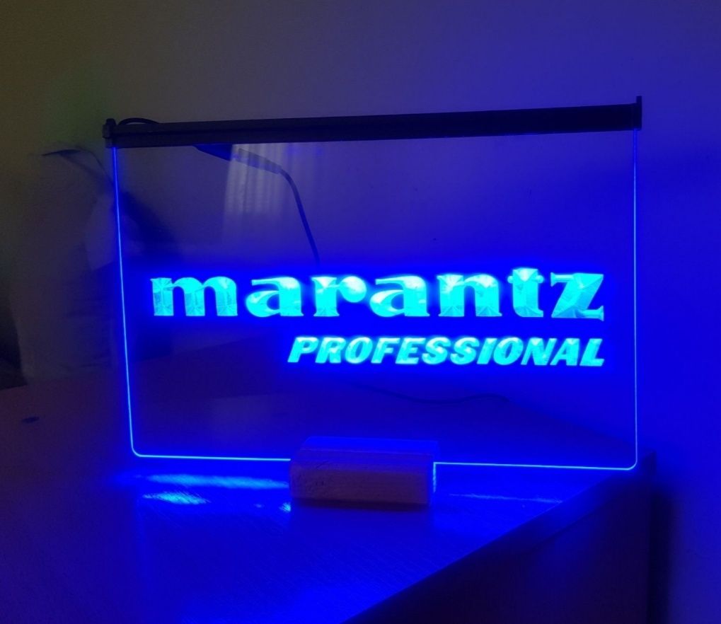 Firma luminoasa Marantz