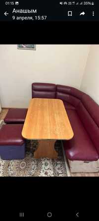 Стол для кухни и угловой диван с табуретками