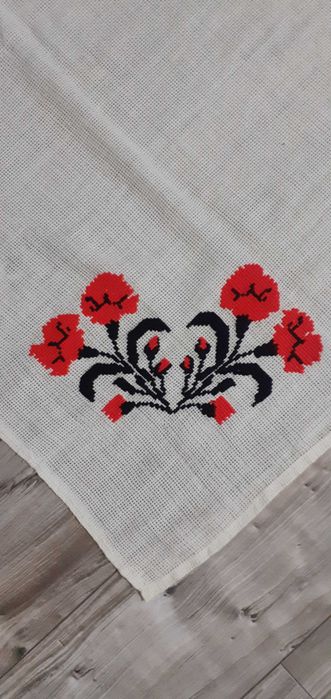 Trei fete de masa si 2 peretare