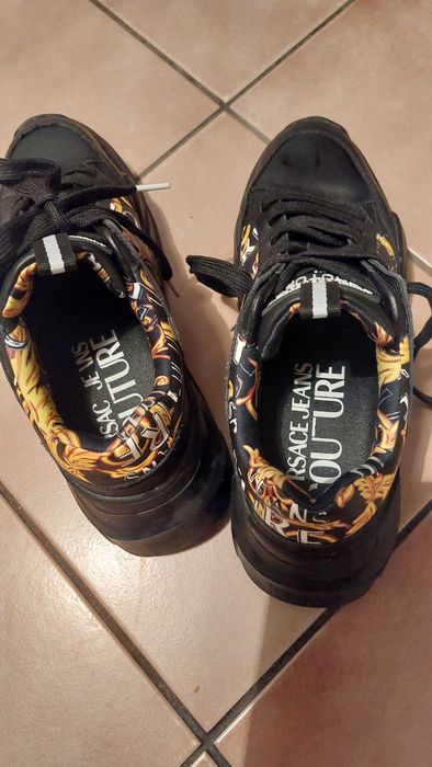 Продавам мъжки спортни обувки на Versace