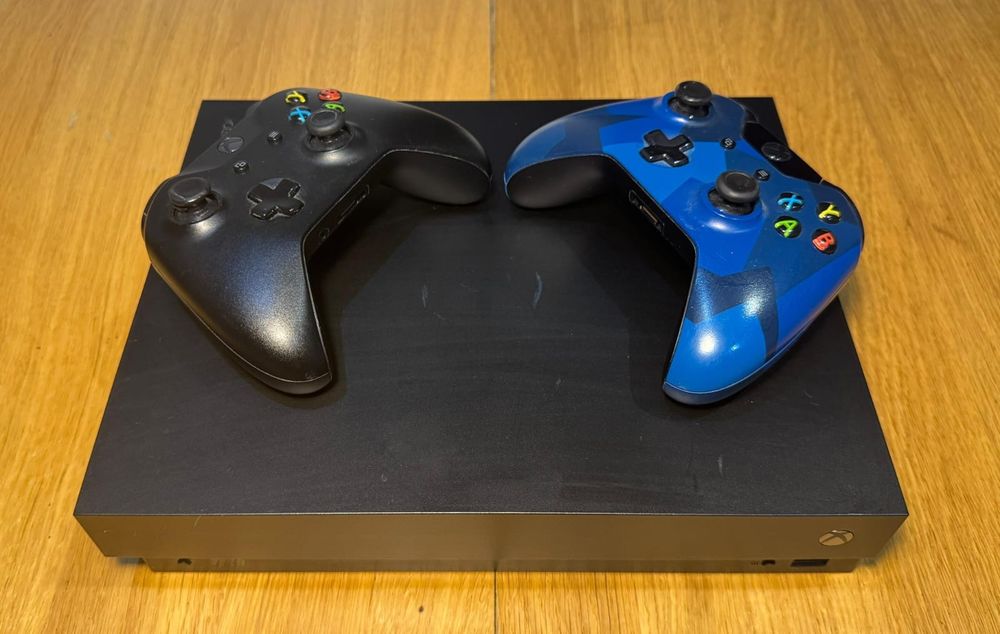 XBOX ONE X 1TB + 2 controllere