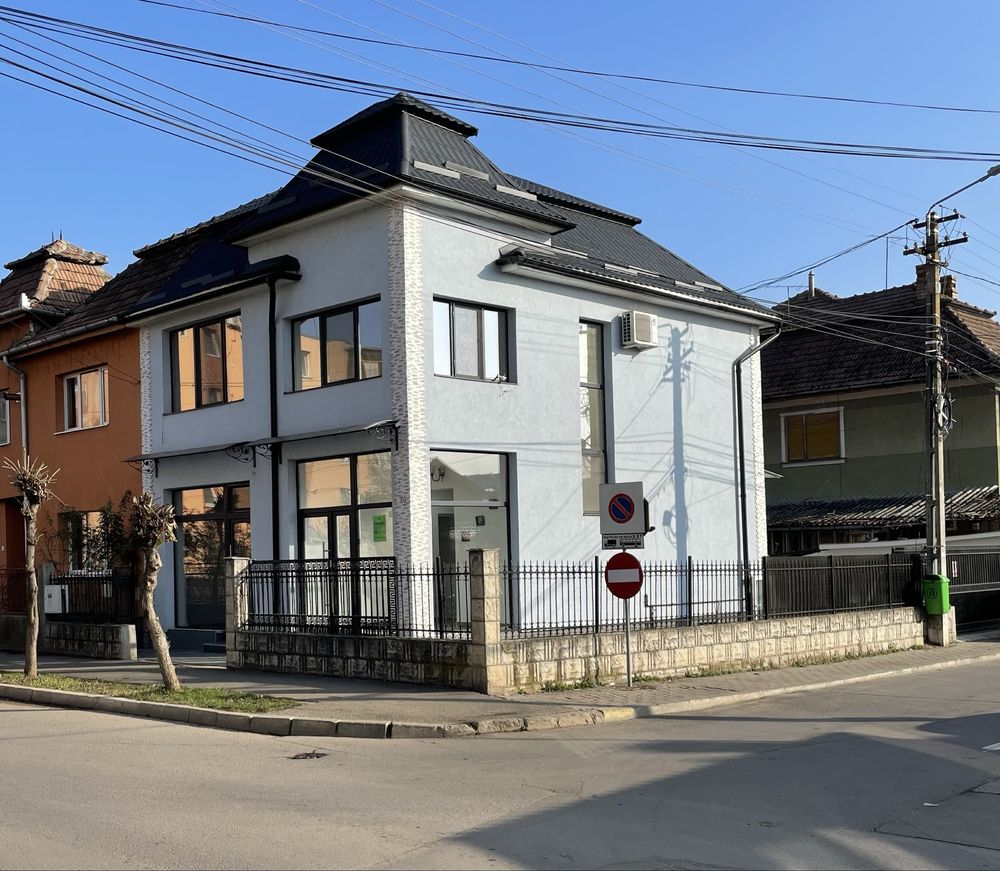 Spatiu comercial, vad intens, vitrine, utilitati, parcari, 130 mp