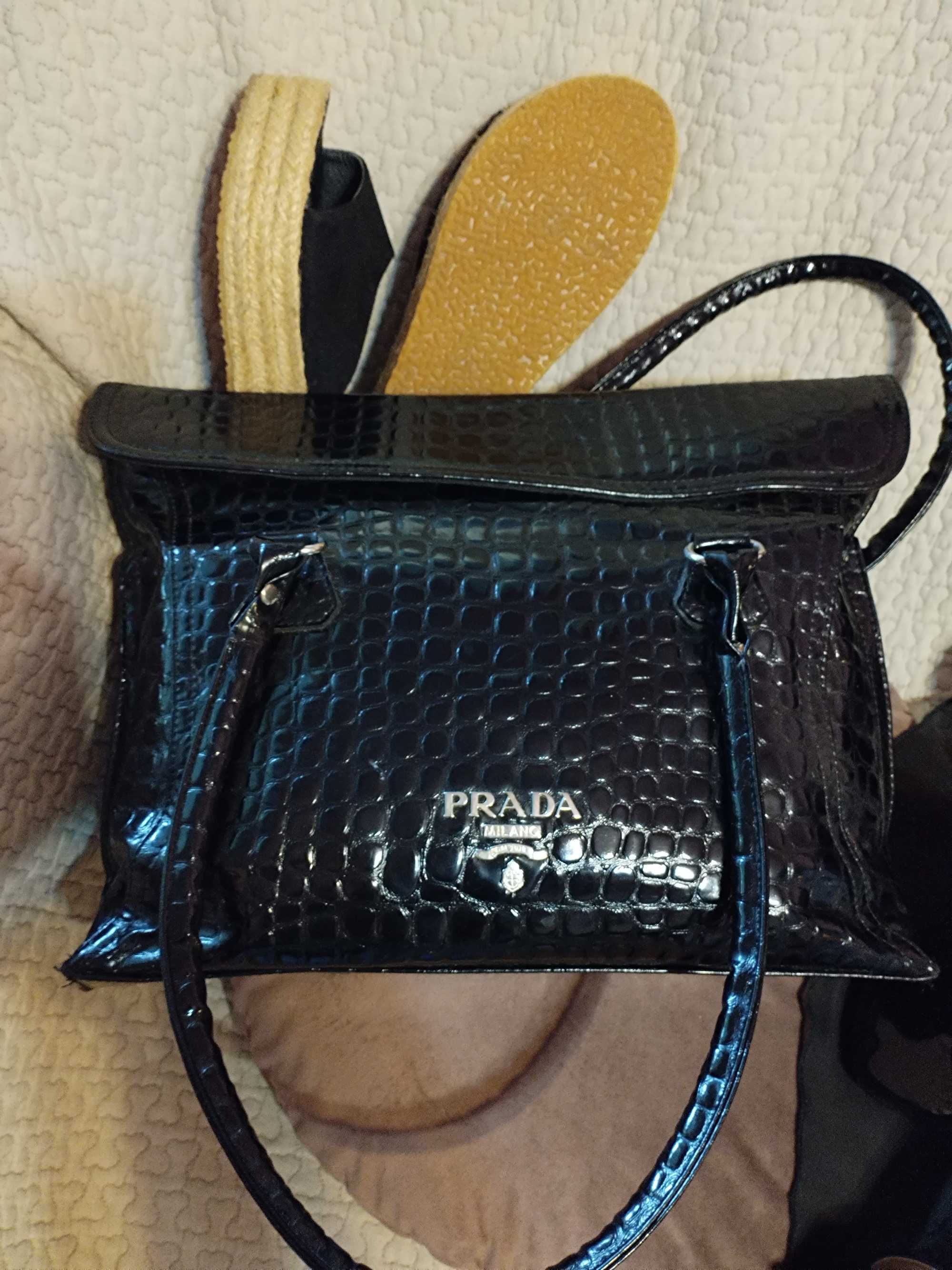 Чанта Prada черна, лачена