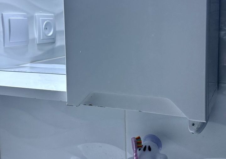 Срочно продаю зеркало с полками и подсветкой в ванную