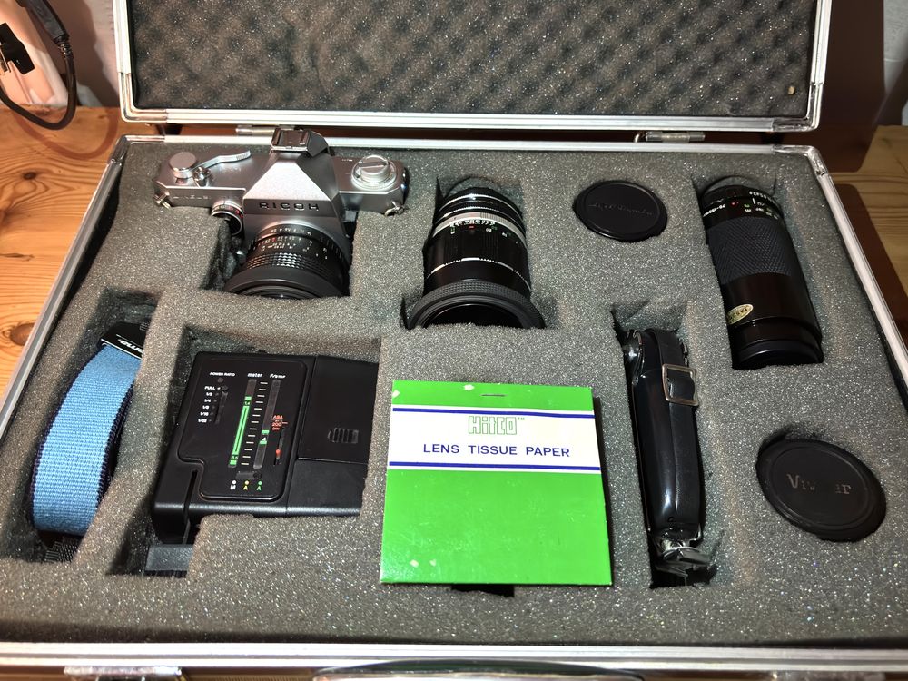 Bundle foto vintage - aparat Ricoh + obiective și accesorii