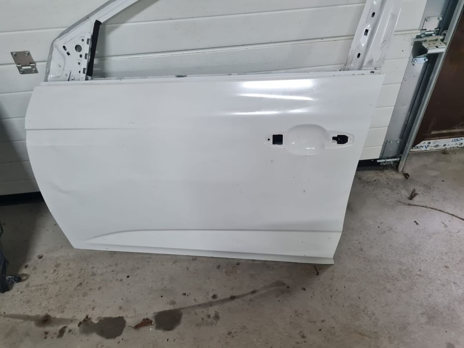 Ușa stângă fata Megan 4