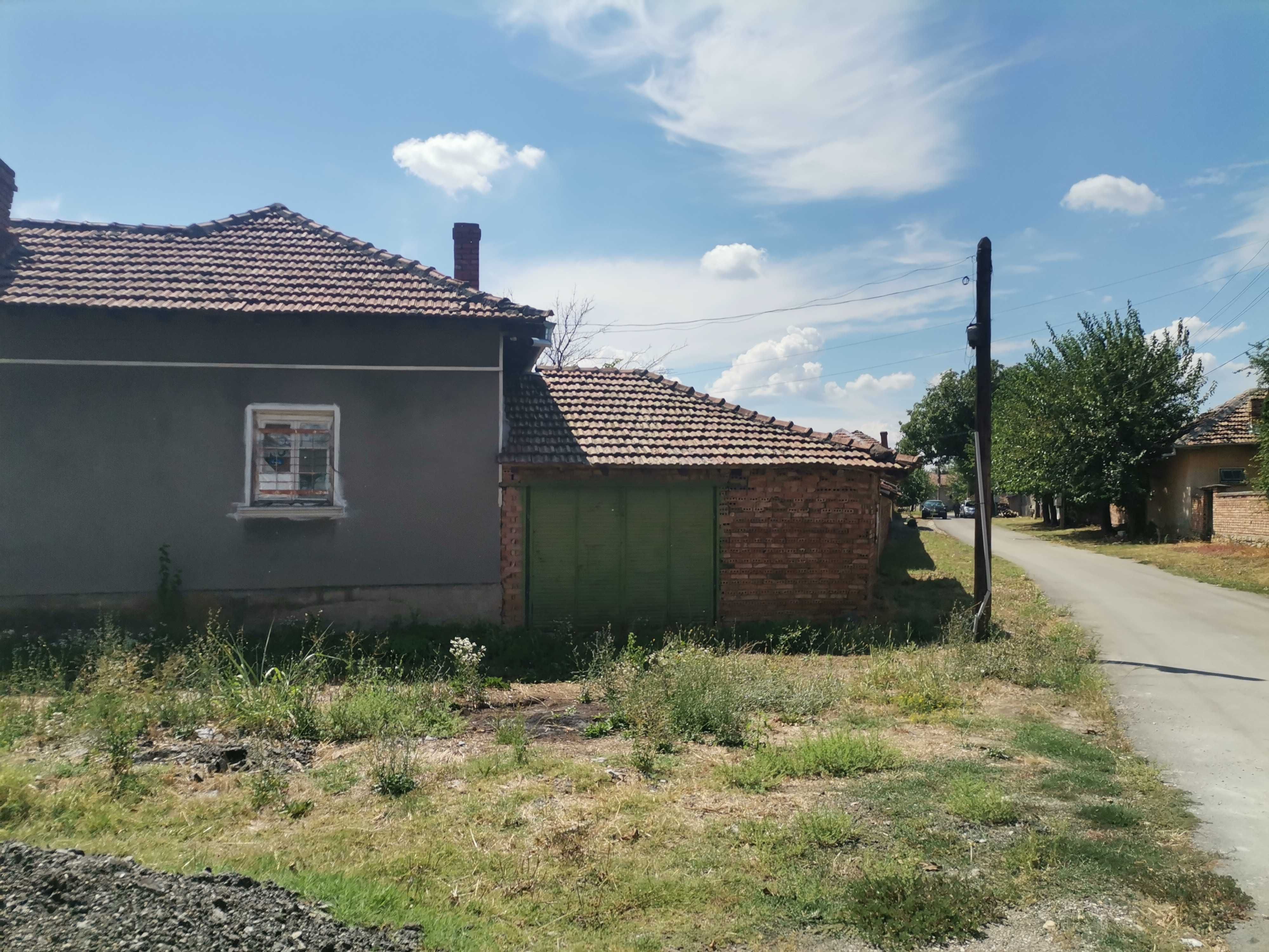 с. Бутово, обл. Велико Търново. Къща с огромен двор и геран.