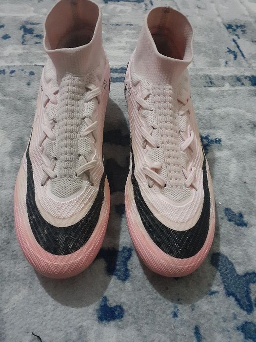 Nike butsi tezaz yaxshi  Navoiy shahri  kelishamiz tel qiling gaplasha